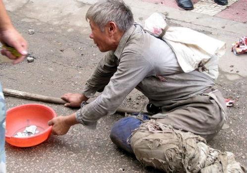 老乞丐恶霸吃瓜,一场荒诞的街头较量